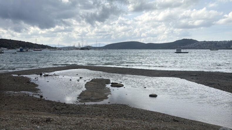Bodrum&rsquo;da denizde &ccedil;ekildi, adacıklar ortaya &ccedil;ıktı