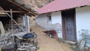 Bolu'da Heyelan Nedeniyle &Uuml;&ccedil; Ev Boşaltıldı