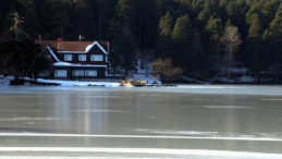 Bolu&rsquo;da G&ouml;lc&uuml;k Tabiat Parkı&rsquo;ndaki g&ouml;l buz tuttu