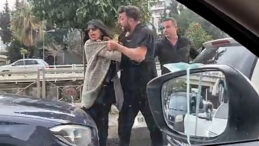 Boşanma Aşamasındaki Eşini Trafikte Darbedip Ara&ccedil;larına &Ccedil;arptı