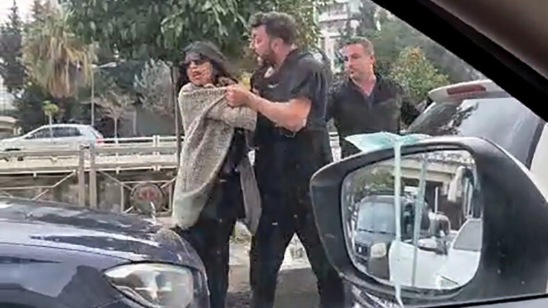 Boşanma Aşamasındaki Eşini Trafikte Darbedip Ara&ccedil;larına &Ccedil;arptı