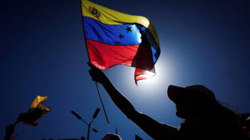 Burhanettin Duran'dan &Ouml;zg&uuml;r &Ouml;zel'e Venezuela yanıtı