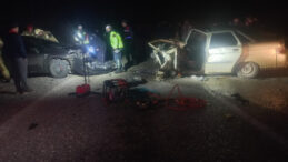 Bursa'da İki Otomobil Kafa Kafaya &Ccedil;arpıştı: 3 Yaralı