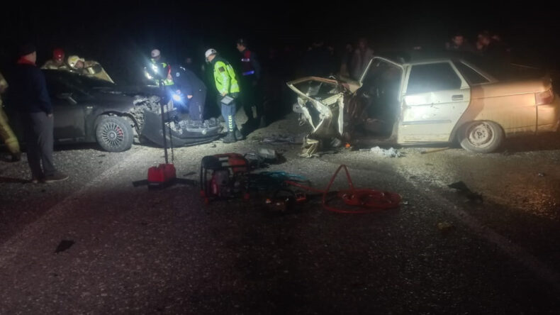 Bursa'da İki Otomobil Kafa Kafaya &Ccedil;arpıştı: 3 Yaralı