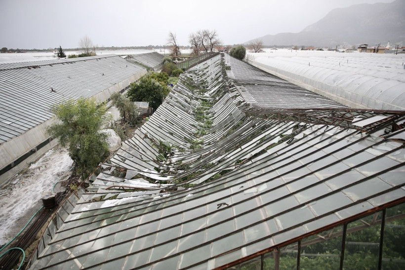 Hortum sonrası tahrip olmuş seralar