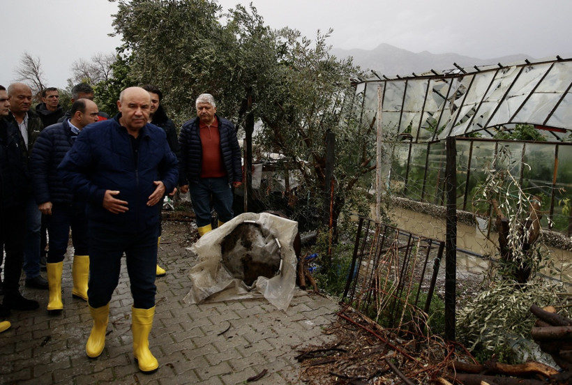 Belediye ekipleri hasar tespit çalışmaları yapıyor