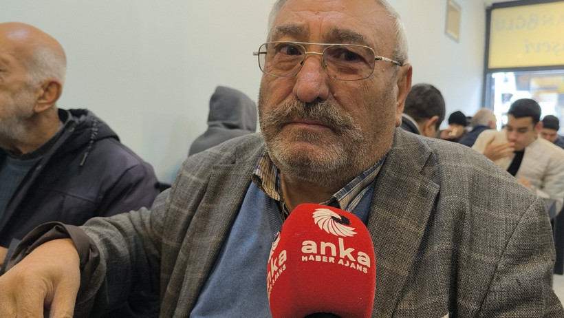 Yemek kuyruğunda emekliler