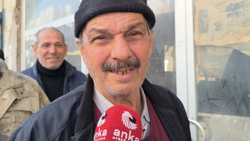 Aşevinde yemek yiyen emekliler