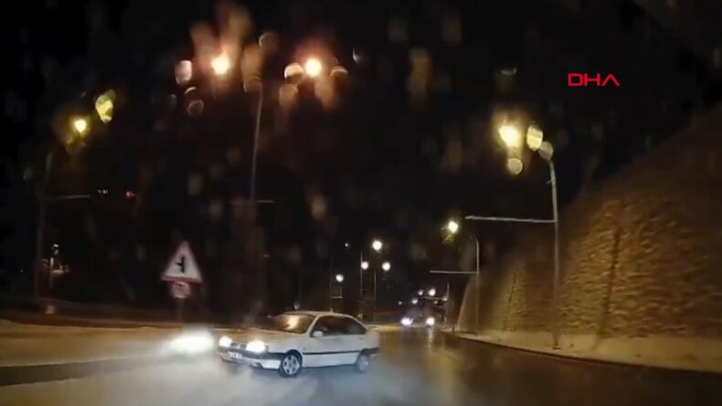 Buzlu Yolda Kaza: S&uuml;r&uuml;c&uuml; Makas Attı