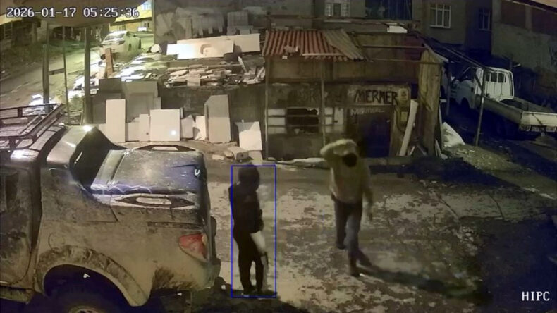 Camdan Giren Hırsızlar Kapıdan Ka&ccedil;tı