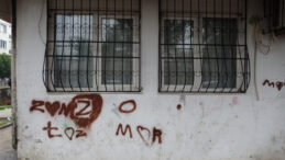 Camına 'Uyuşturucu Satılmıyor' Yazısı Astı