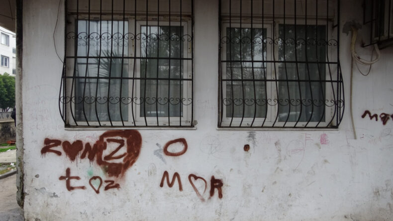 Camına 'Uyuşturucu Satılmıyor' Yazısı Astı