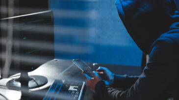 &Ccedil;in Ziyareti &Ouml;ncesi Şok İddia: 'Yıllardır Telefonları Hackliyorlar'