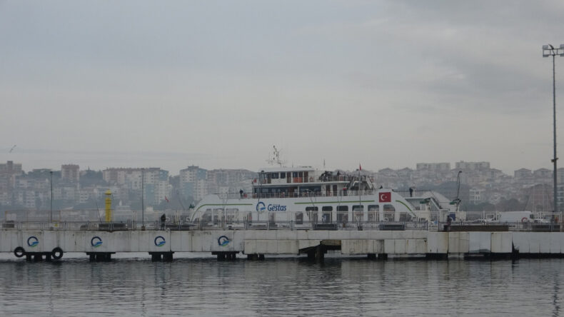&Ccedil;anakkale Boğazı İki Y&ouml;nl&uuml; Gemi Trafiğine Kapatıldı