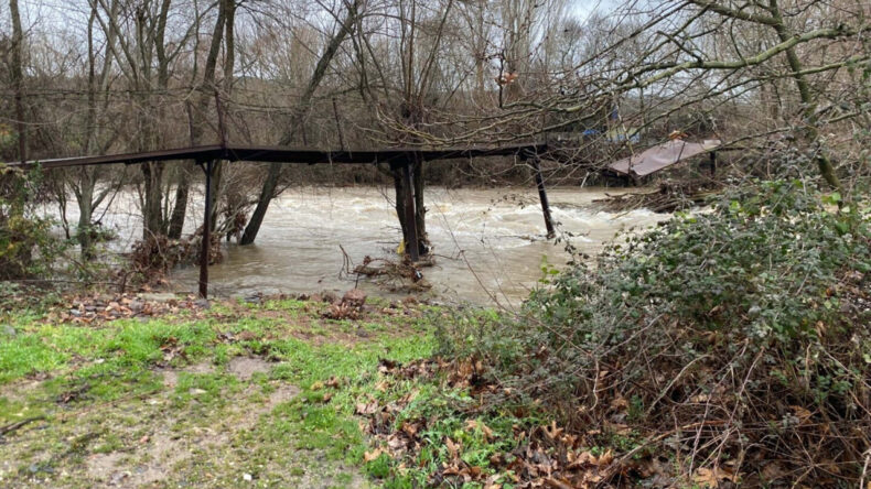 &Ccedil;anakkale'de Sağanak Yağış Etkisi: Yollar Kapandı, Tarım Arazileri Su İ&ccedil;inde Kaldı