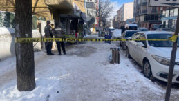 &Ccedil;atıdan D&uuml;şen Buz Sarkıtı, Y&uuml;r&uuml;yen Bir Kişiyi Yaraladı