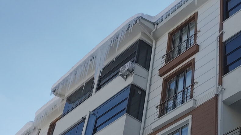 &Ccedil;atılardan Sarkan Metrelerce Buz Sarkıtları Endişe Yaratıyor