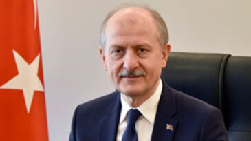 &Ccedil;ifte g&ouml;rev: Hasan Suver hem başdanışman hem bakan yardımcısı