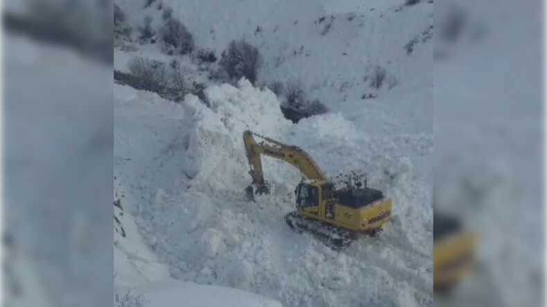 &Ccedil;ığ Nedeniyle K&ouml;y Yolu Ulaşıma Kapandı