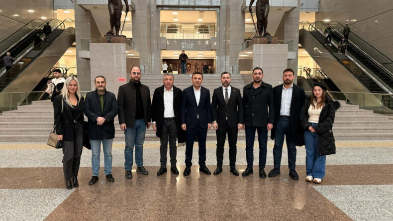 CHP, AKP'nin Afişlerine Su&ccedil; Duyurusunda Bulundu