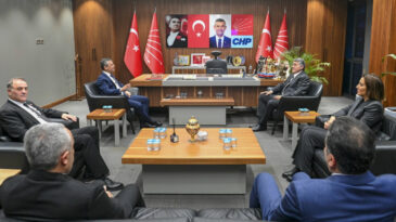 CHP Genel Başkanı &Ouml;zel, Beşiktaş Kul&uuml;b&uuml; Başkanı Adalı ile Buluştu