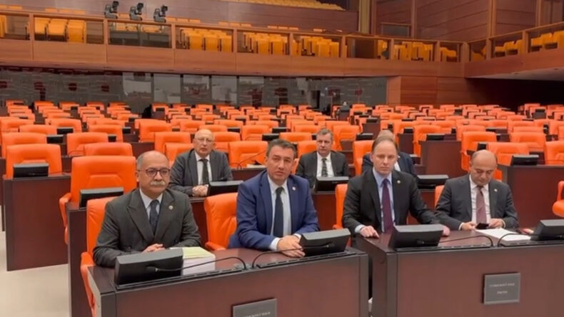 CHP'nin Eylemi Devam Ediyor: 'Emeklilerimiz Hakkını Alana Kadar M&uuml;cadele Edeceğiz'