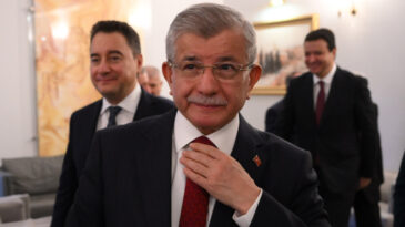 Davutoğlu, Transferlere Tepki G&ouml;sterdi: Kendini Parmak Gibi G&ouml;steren Siyaset&ccedil;iler…