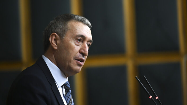 DEM Parti'den Bah&ccedil;eli'ye 'parmak' yanıtı