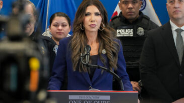 Demokratlar Harekete Ge&ccedil;ti: Azil İsteği Y&uuml;kseliyor