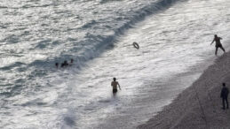 Denizde korku dolu anlar: &Ccedil;ocuklara vatandaşlar yardım etti