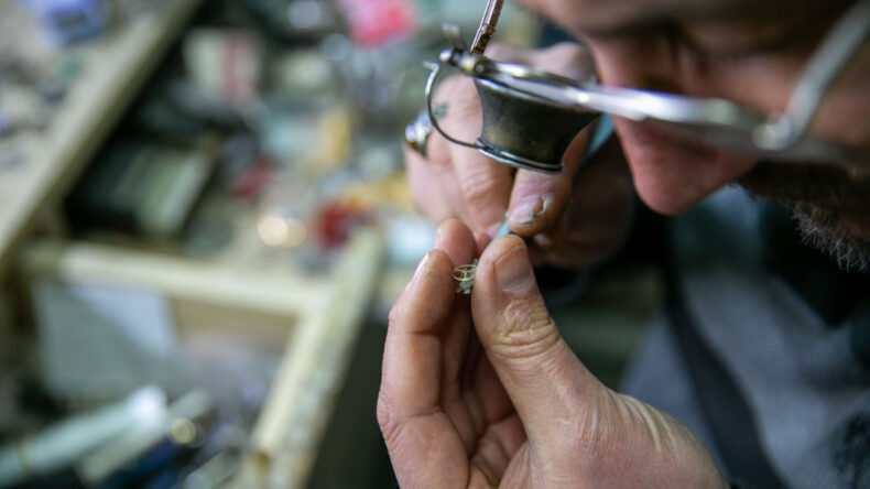 Depremde Ailesini Kaybeden G&ouml;kmen Yıldız, Baba Mesleğine Sahip &Ccedil;ıkıyor