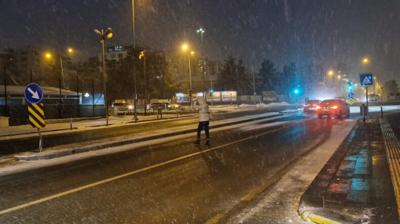 Diyarbakır'da Kar Yağışı: U&ccedil;uşlar İptal Edildi