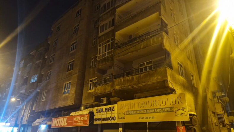 Diyarbakır'da Kolonları Çatlayan İki Bina Tahliye Edildi