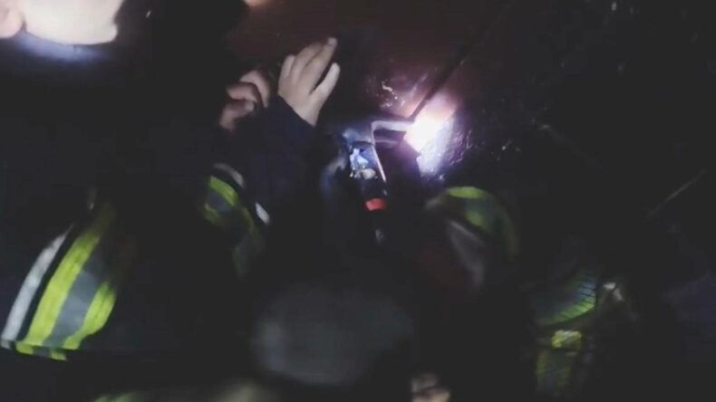 Diyarbakır'da Yanan Toprak Ev &Ccedil;&ouml;kt&uuml;