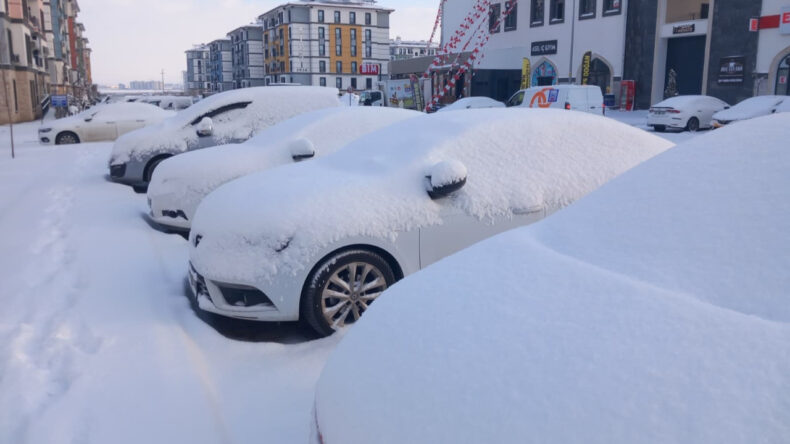 Diyarbakır&rsquo;da Kar Yağışı Etkili Oldu, U&ccedil;uşlar İptal Edildi