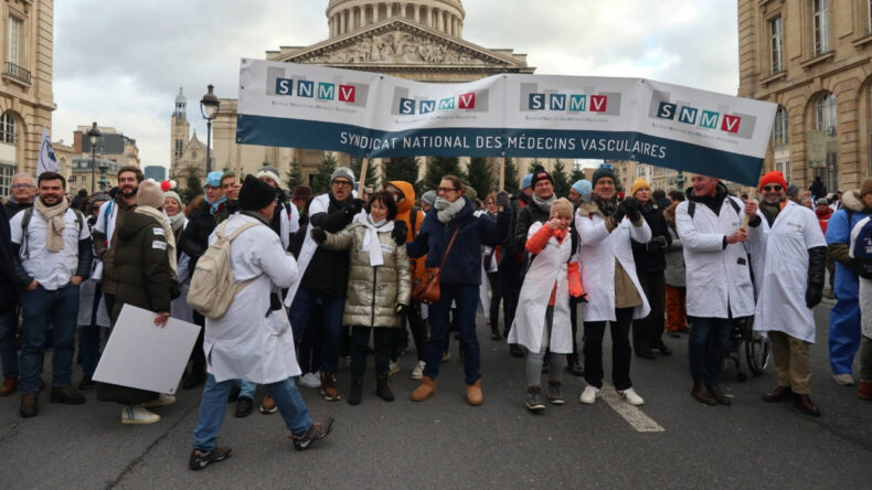 Doktorlar 10 G&uuml;nl&uuml;k Grev Kapsamında Paris'in Sokaklarını Doldurdu
