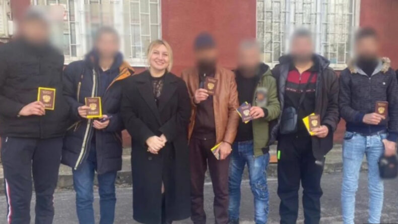 Dolandırıcılık Ağı: Rus Kadın, Yabancı Erkekleri Vatandaşlık Vaadiyle Kandırıp Cepheye G&ouml;nderdi