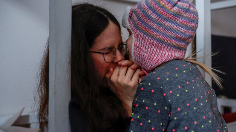 Dondurucu Soğukta Isıtma, Elektrik ve Su Olmadan Hayatta Kalma M&uuml;cadelesi