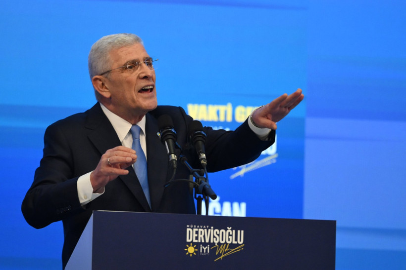 Dervişoğlu, kurultayda konuşma yaparken.