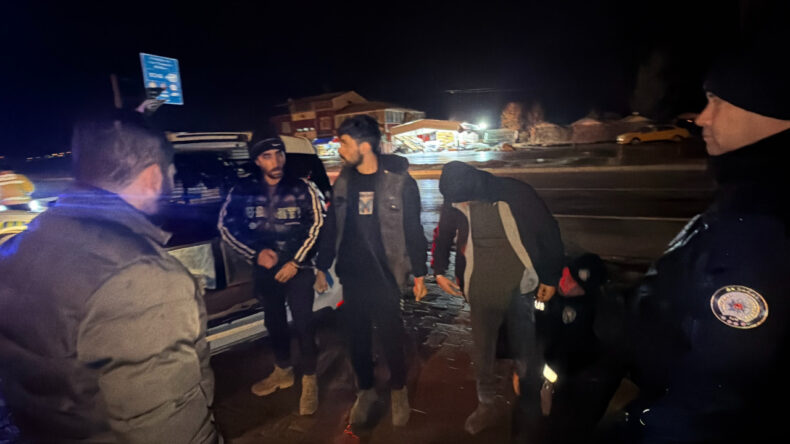 Durdurulan Otomobilde 3 Ka&ccedil;ak G&ouml;&ccedil;men Yakalandı