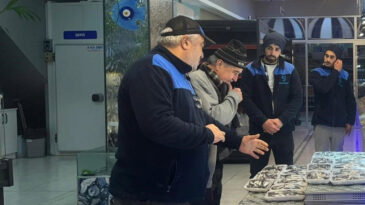 D&uuml;kkanı İki Ay &Ouml;nce A&ccedil;tı, Şehit ve Gazi Aileleri İ&ccedil;in &Uuml;cretsiz Tabela Astı