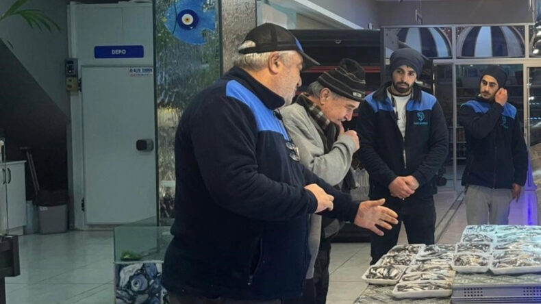 D&uuml;kkanı İki Ay &Ouml;nce A&ccedil;tı, Şehit ve Gazi Aileleri İ&ccedil;in &Uuml;cretsiz Tabela Astı