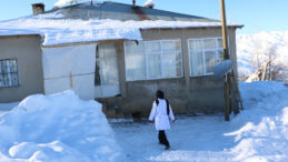 Ebe Aysel, 1.5 Metre Karda Sağlık Hizmeti Sunuyor