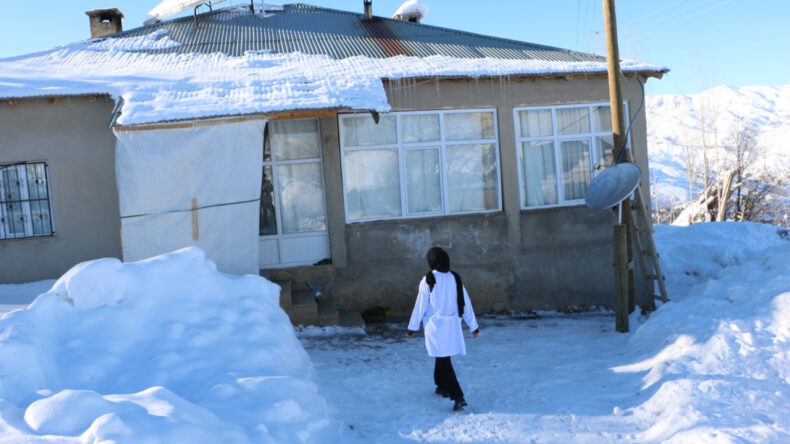 Ebe Aysel, 1.5 Metre Karda Sağlık Hizmeti Sunuyor