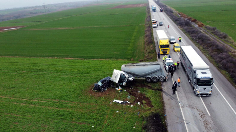 Edirne'de Beton Tankeri ile Çarpışan Otomobilin Sürücüsü Hayatını Kaybetti
