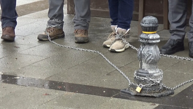 Emekliler Zincirlerle Protesto Yaptı: 'Modern K&ouml;leliği Yaşıyoruz'