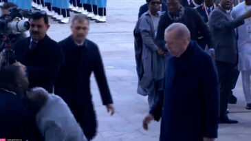 Erdoğan, Nijerya Cumhurbaşkanı'nı Karşılarken Denge Kaybı Yaşadı