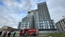 Esenyurt&rsquo;ta 16 Katlı Binanın Terasındaki Kafede Yangın &Ccedil;ıktı: 1 Yaralı