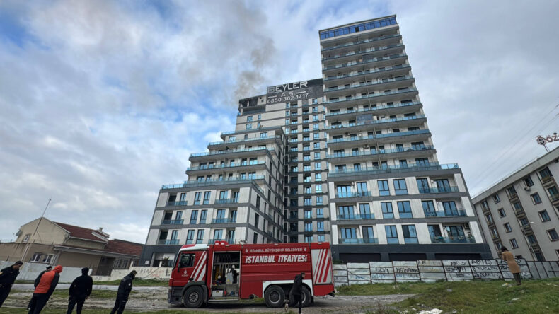 Esenyurt&rsquo;ta 16 Katlı Binanın Terasındaki Kafede Yangın &Ccedil;ıktı: 1 Yaralı