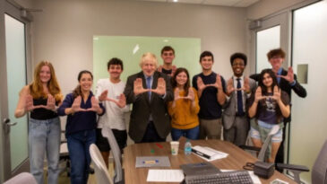 Eski Başbakan, &Uuml;niversite Dersleriyle Servet Kazanıyor